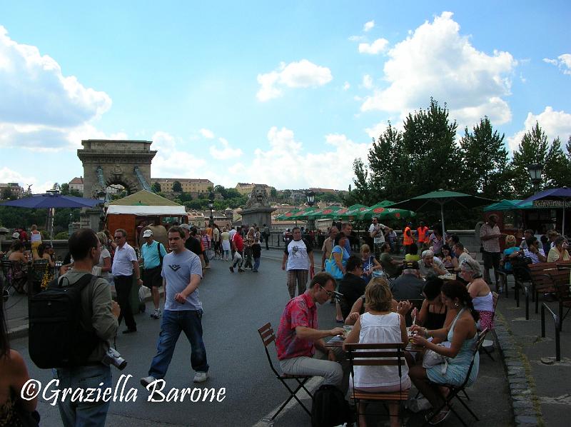 il mercato sul ponte delle catene.JPG